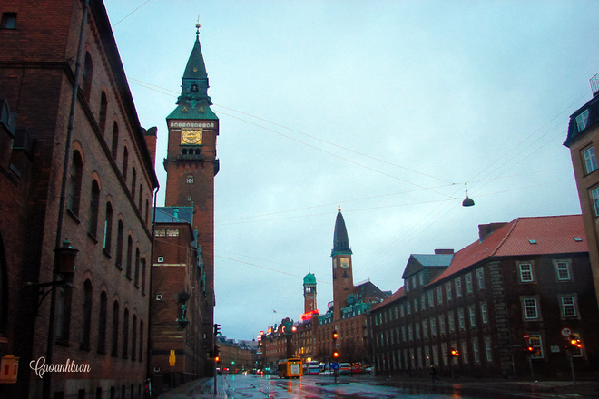 Copenhagen là thủ đô, một thủ phủ năng động của Đan Mạch. Cảnh quan ở đây là sự kết hợp hài hòa của các khu phố lịch sử và những công trình hiện đại, đầy ngẫu hứng. Nơi đây còn được mệnh danh là thành phố xanh và hạnh phúc nhất thế giới.